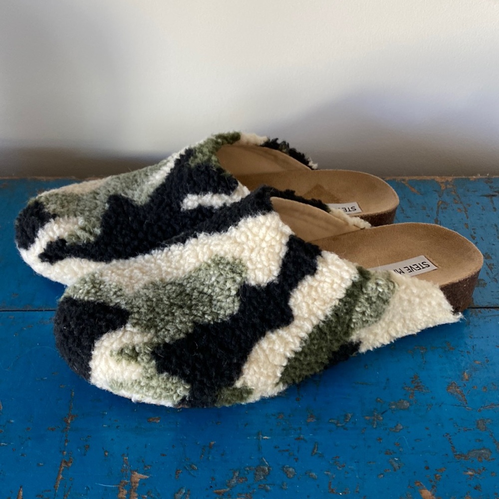 Steve Madden VESA camo clog slippers